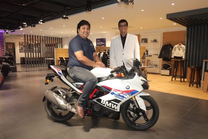 01 Image (L-R) Mr. Shivapada Ray, Head, BMW Motorrad India and Mr. Jairaj Bhagchandani, Dealer Principal, Thane Motorrad